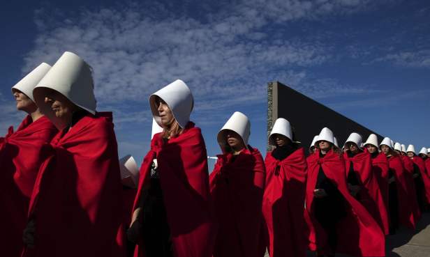 Activistas argentinos a favor de la legalización del aborto disfrazados de personajes de The Handmaid's Tale.